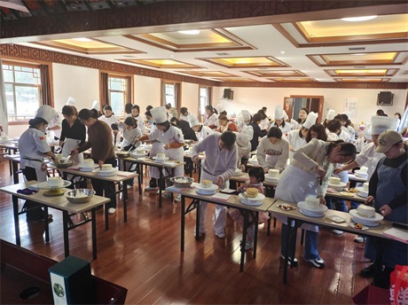 魅力女神 快乐巾帼——0638太阳集团官网开展“三八”妇女节蛋糕DIY活动