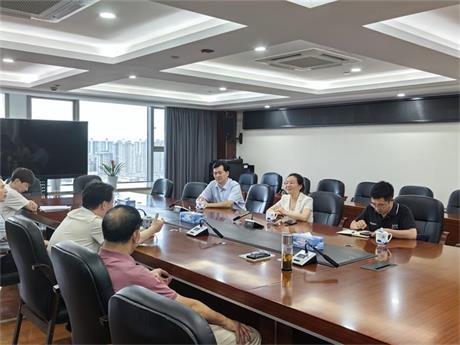 市人大常委会副主任、市总工会党组书记、主席吴曙一行到0638太阳集团官网走访调研